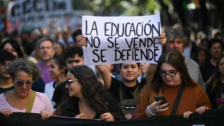 La comunidad educativa encabeza este miércoles un nuevo paro universitario de 24 horas en rechazó al desguace presupuestario por parte del Ejecutivo nacional de Javier Milei. 