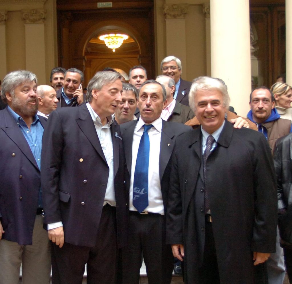 El diputado bonaerense Luis Vivona record&oacute; a N&eacute;stor Kirchner con una fotograf&iacute;a de un encuentro durante un acto del 25 de mayo frente a la Casa Rosada.