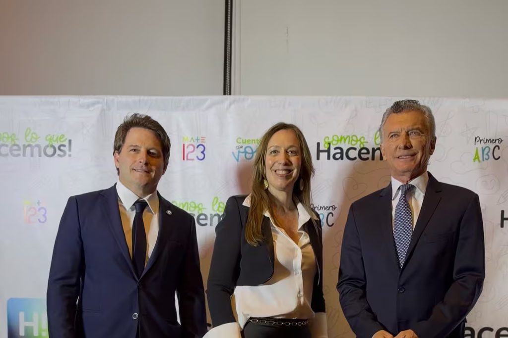 El senador bonaerense Alex Campbell, la exgobernadora María Eugenia Vidal, y el expresidente Mauricio Macri en el evento solidario anual de Hacemos!